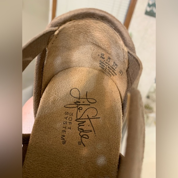 7.5 Life Stride Tan Cutout Wedges - Picture 4 of 7